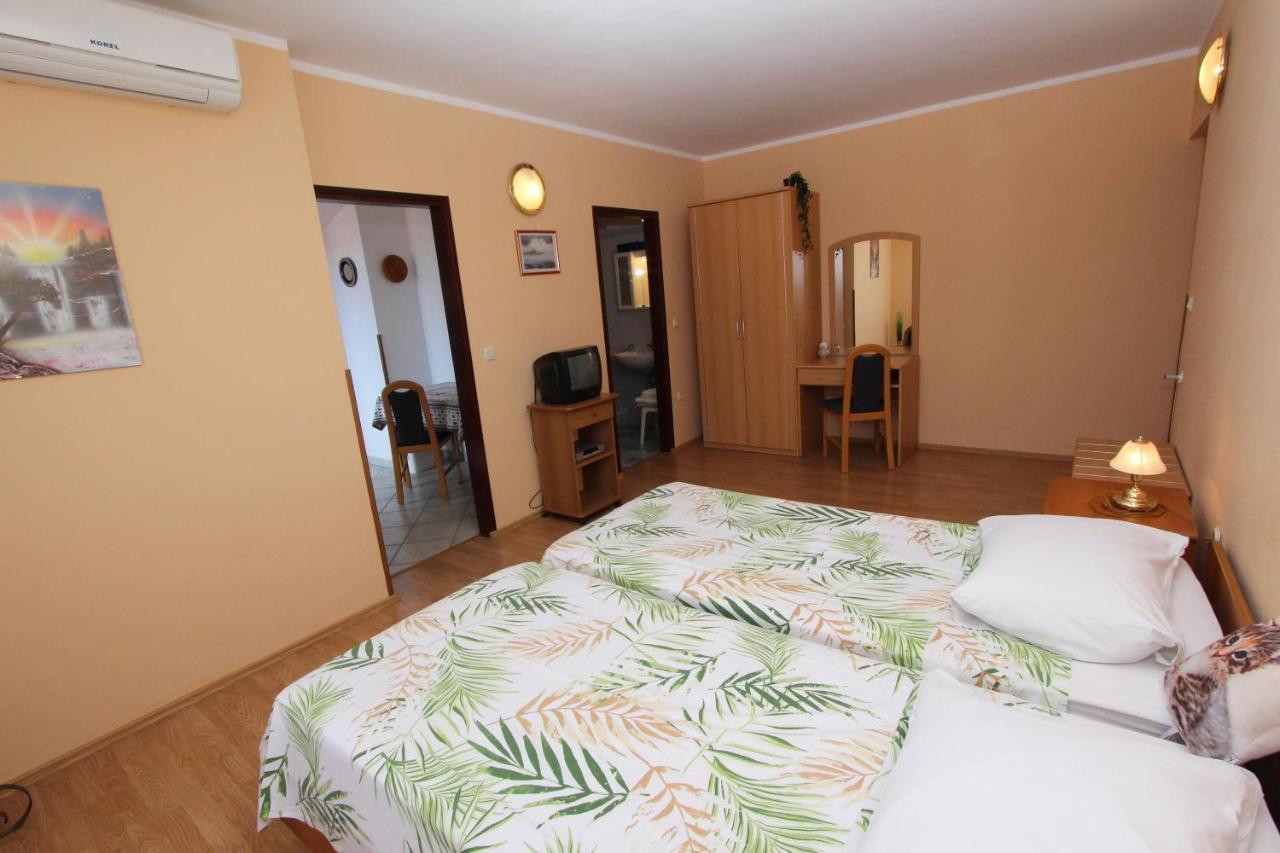 Rooms And Apartments Dino Ровинь Экстерьер фото