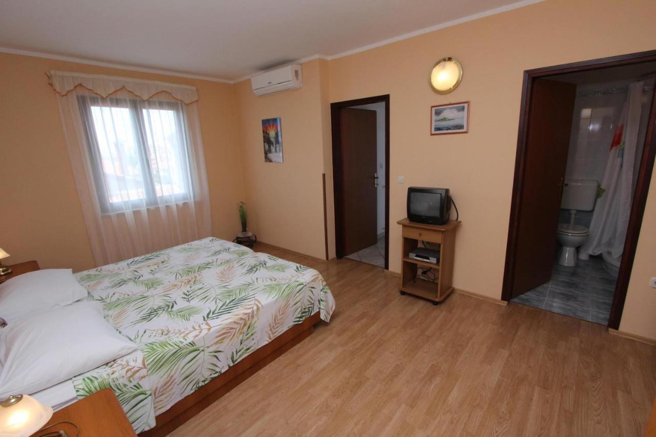 Rooms And Apartments Dino Ровинь Экстерьер фото
